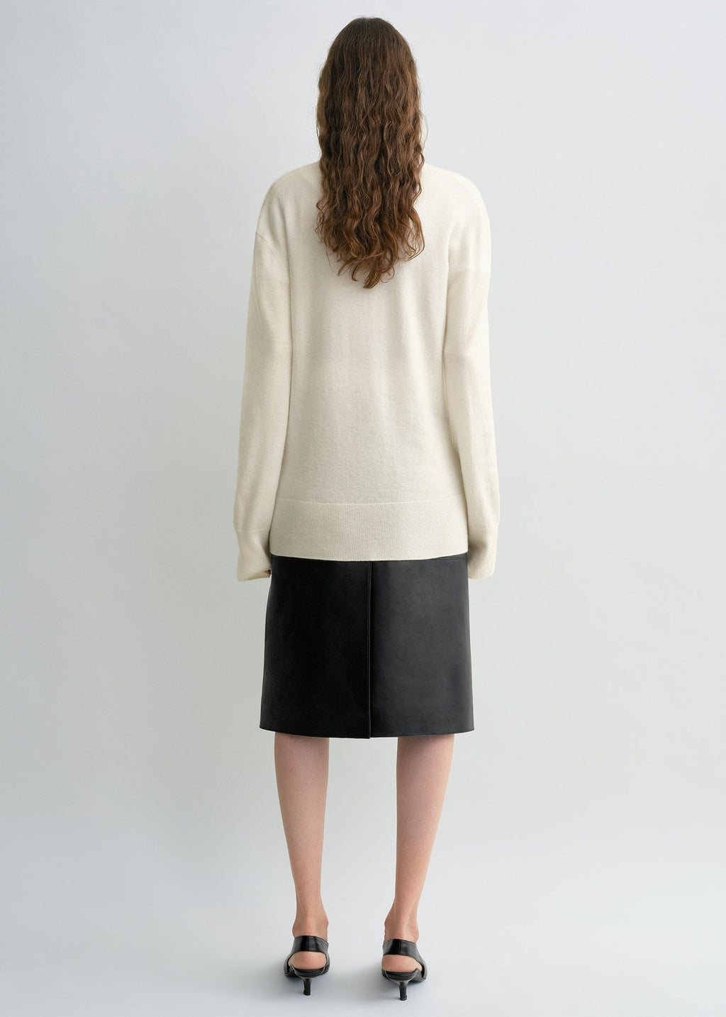 Cashmere v-neck knit ecru